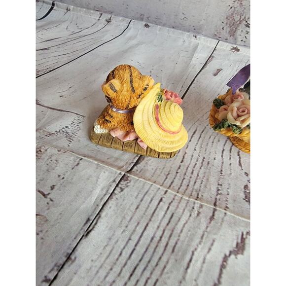 2 Kitty Resin Figures Gray Orange Tabby Cats knick Knacks In Basket Hat - Picture 6 of 9